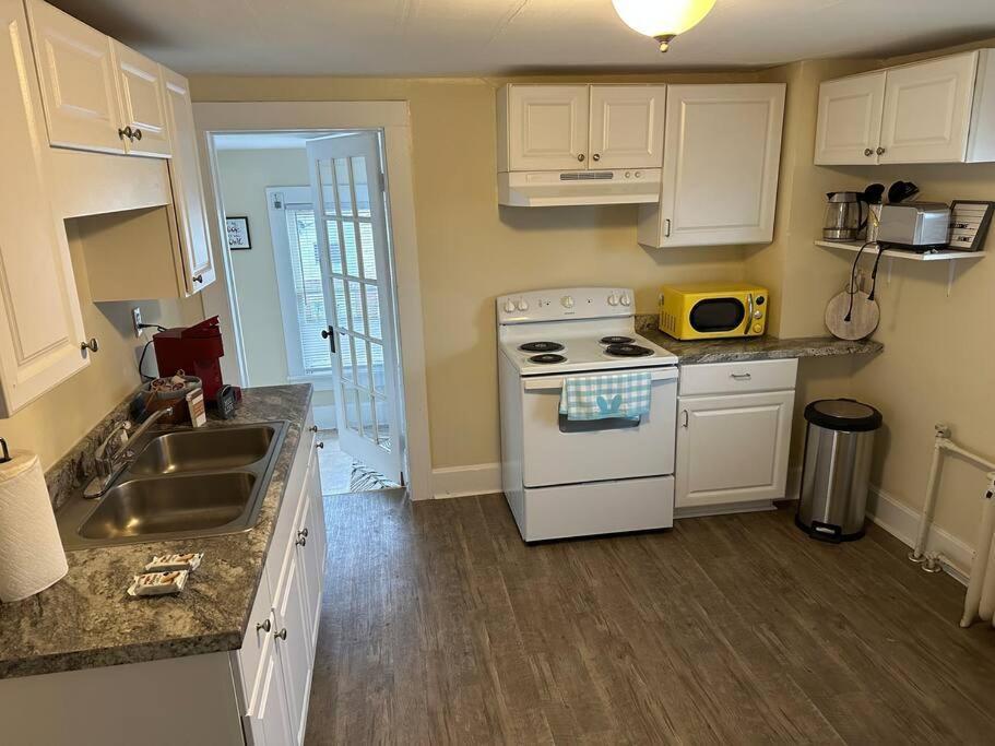 The Yellow Door 3-Bedroom Downtown Near Vt&Ru Radford Bagian luar foto